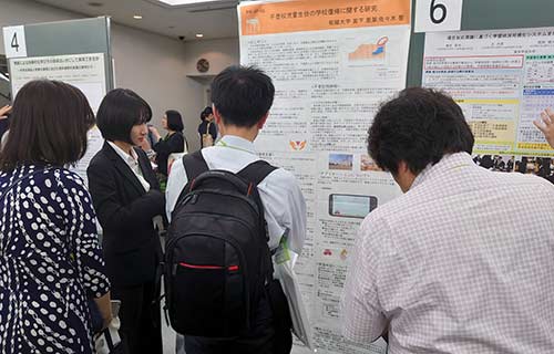 日本教育工学会全国大会での学生による発表の様子
